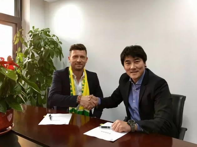 拉特克利夫爵士即将以13亿英镑收购曼联25%的股份，他在入主红魔后将接管俱乐部的足球运营事务，并已开始计划对招募部门进行彻底改革。